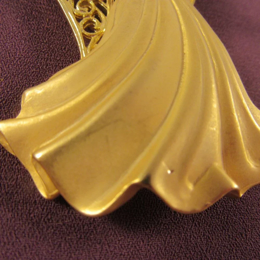 JJ Jonette Jewelry‎ Co Angel brooch gold tone